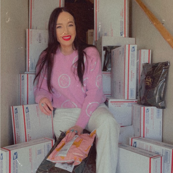 Meet your Posher, Taylor - Picture 3 of 7